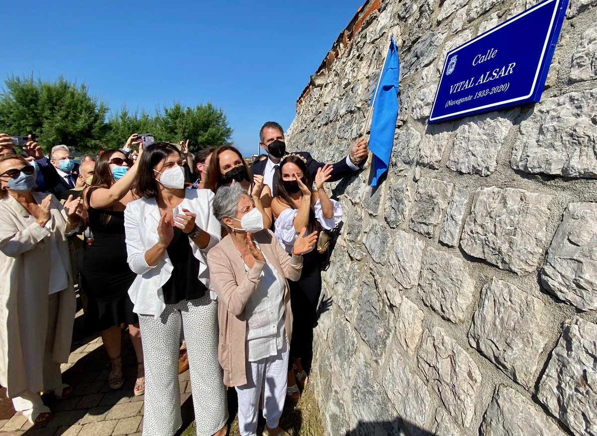 gemaigual's tweet image. 🌊Iniciamos un intenso homenaje a #VitalAlsar✨Con su familia, hemos depositado sus cenizas en el Panteón de Ilustres de @cemen_ciriego, hemos descubierto la placa de su paseo en La Maruca y la nueva denominación del centro del Litoral 🙏🏻Toda nuestra gratitud al navegante.