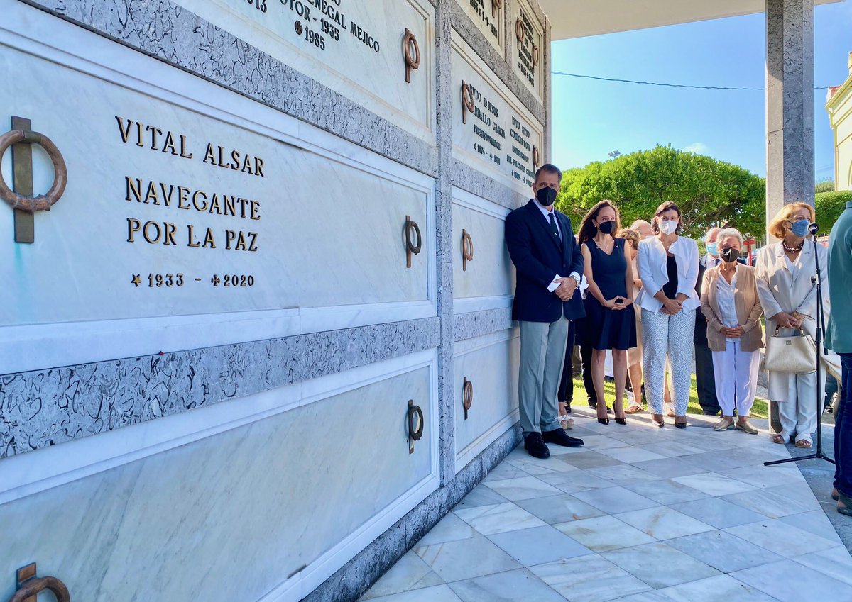 gemaigual's tweet image. 🌊Iniciamos un intenso homenaje a #VitalAlsar✨Con su familia, hemos depositado sus cenizas en el Panteón de Ilustres de @cemen_ciriego, hemos descubierto la placa de su paseo en La Maruca y la nueva denominación del centro del Litoral 🙏🏻Toda nuestra gratitud al navegante.