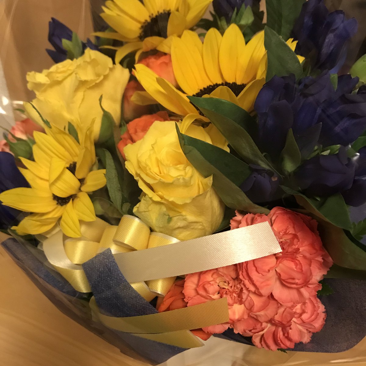 Wsongdesigncafe's tweet photo. 今日は夫の最終出勤日

お疲れ様でした💐

2週間休んで10月から新しい職場に行くんだって

2週間の休み羨ましい💦 https://t.co/vohBjKCrTi