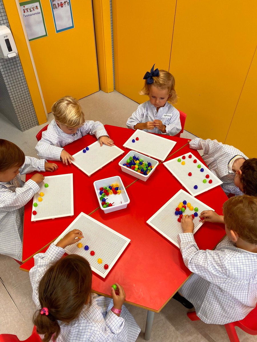 colegioMTeresa's tweet photo. En 3 años hemos comenzado a trabajar la #psicomotricidadfina desde el primer día. Así fortalecen estos deditos con la #pinzadigital para la futura #lectoescritura
¡Qué caritas de concentración!
#Micolemola #AúpaMaríaTeresa #Redarenales #Infantil #Alcobendas #Madrid @RedArenales https://t.co/PD7t4ZJcoE