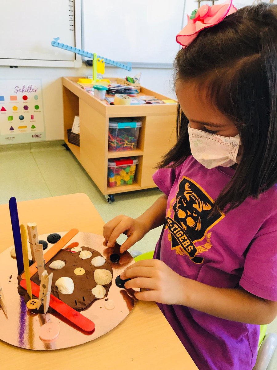 Reggio Emilia yaklaşımında kil, çocuğun kendisini ifade etme yollarından birisidir. Kile dokunmak şekilden çok duyulara hitap etmektir. Sertliğini avuçlarınızda hissetmek ve ona şekil verme isteği hayal gücünüzün yaratıcılığa dönüşme süreci için doğal bir malzemedir.📌🎈