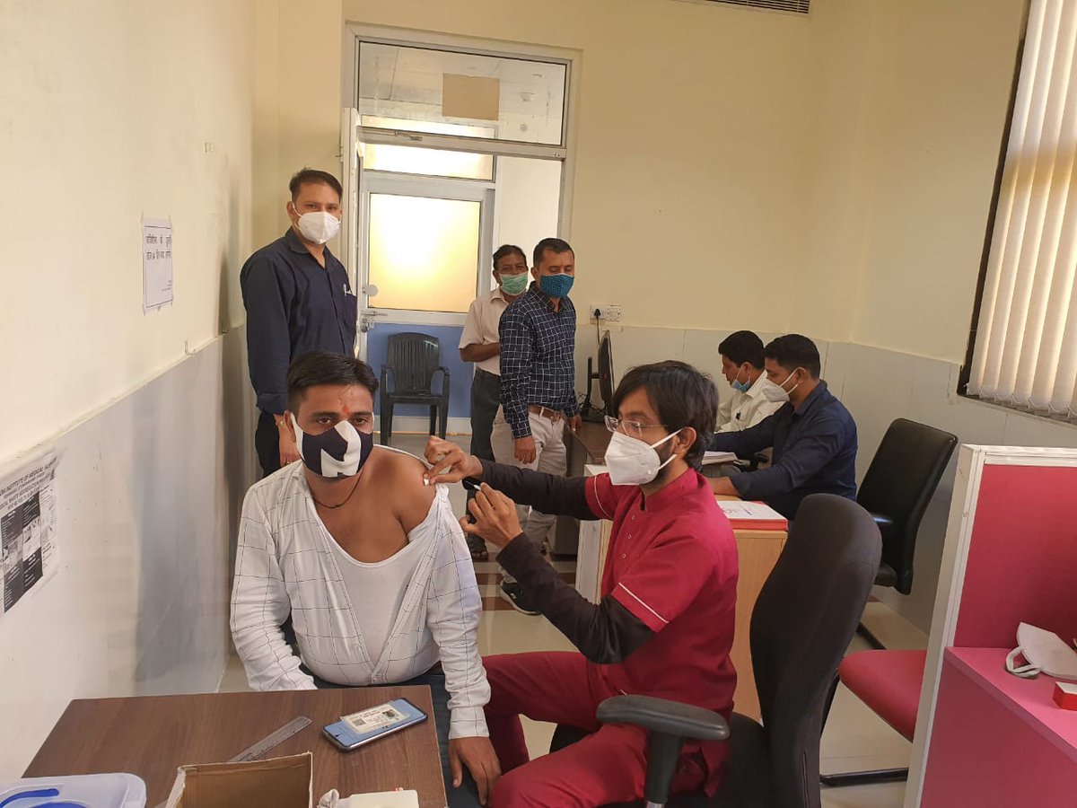 NationalVani's tweet photo. Rishikesh: Under the Covid-19 Vaccination Campaign, about 352 people were vaccinated against Covid at the Covid Vaccination Center, AIIMS, Rishikesh till 3 pm https://t.co/pDfv39aiT9 @aiimsrishi @MinOfHealthUK @MoHFW_INDIA @PMOIndia @pushkardhami @DIPR_UK @PIBDehradun @ukcmo https://t.co/Lc4MZ2ClxR