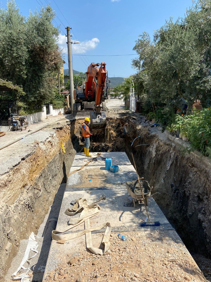 İznik’te olası taşkınları önlemek için 14 milyon TL’lik altyapı çalışmalarımıza başladık. 8 kilometrelik kanalizasyon ve yağmur suyu hatlarındaki eksiklikleri gidererek, atık su ve yağmur sularının çevreye zarar verme olasılığını en aza indiriyoruz. #BursaİçinCanlaBaşla