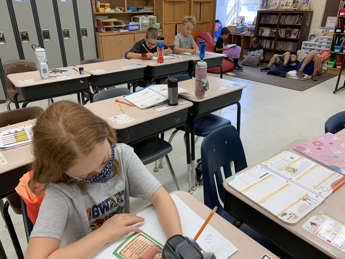 thuekim's tweet photo. Daily 5 every morning gives the students autonomy on how they want to start their day. New station everyday. Some quiet time or collab with a partner or bigger group. Great start to the day. https://t.co/ev8rmnaGiP