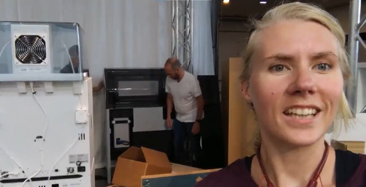 We stonden sinds 1,5 jaar weer op een beurs! Het was leuk weer te mogen deelnemen aan een beurs en we hebben interessante gesprekken gevoerd. We bereiden ons alweer voor op de volgende beurs in december: de Rapid Pro!

Hier zijn we de stand op Machineering aan het opbouwen.