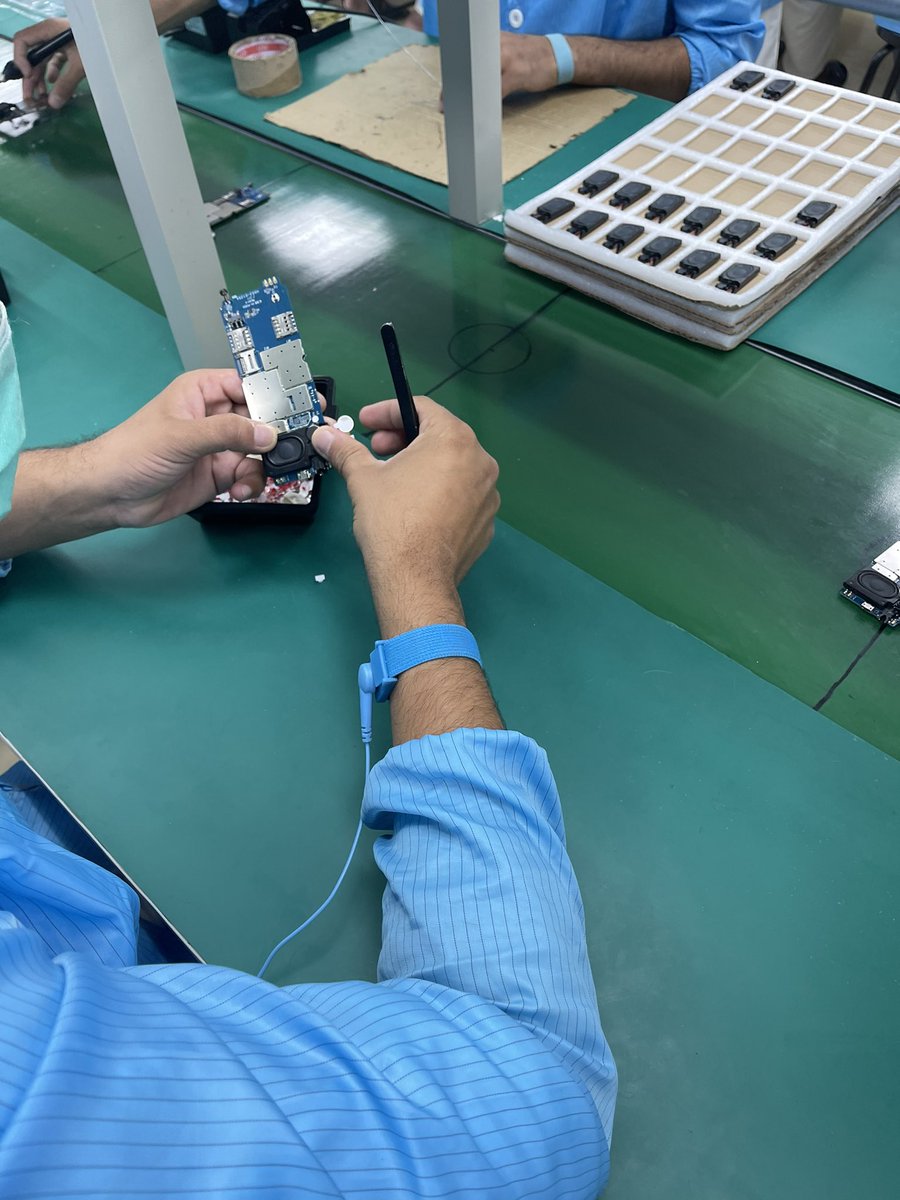 head_of_toys's tweet photo. Visiting handset factory in Pakistan. #Digit4G assembled here for @jazzpk customers #DunyaKoBataaDo #DigitalPakistan @abdulrehman1981 https://t.co/VCLaSjReZF