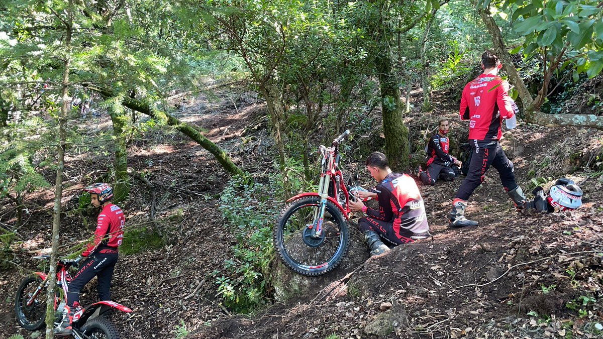 Teamwork! 

<a href="/jorgecasales33/">Jorge Casales 33</a> 🤜🏼🤛🏼 <a href="/MiquiGelabert56/">Miquel Gelabert 56</a> 

<a href="/GasGas_Official/">GasGas Motorcycles</a> 
<a href="/TrialGP/">TrialGP</a>