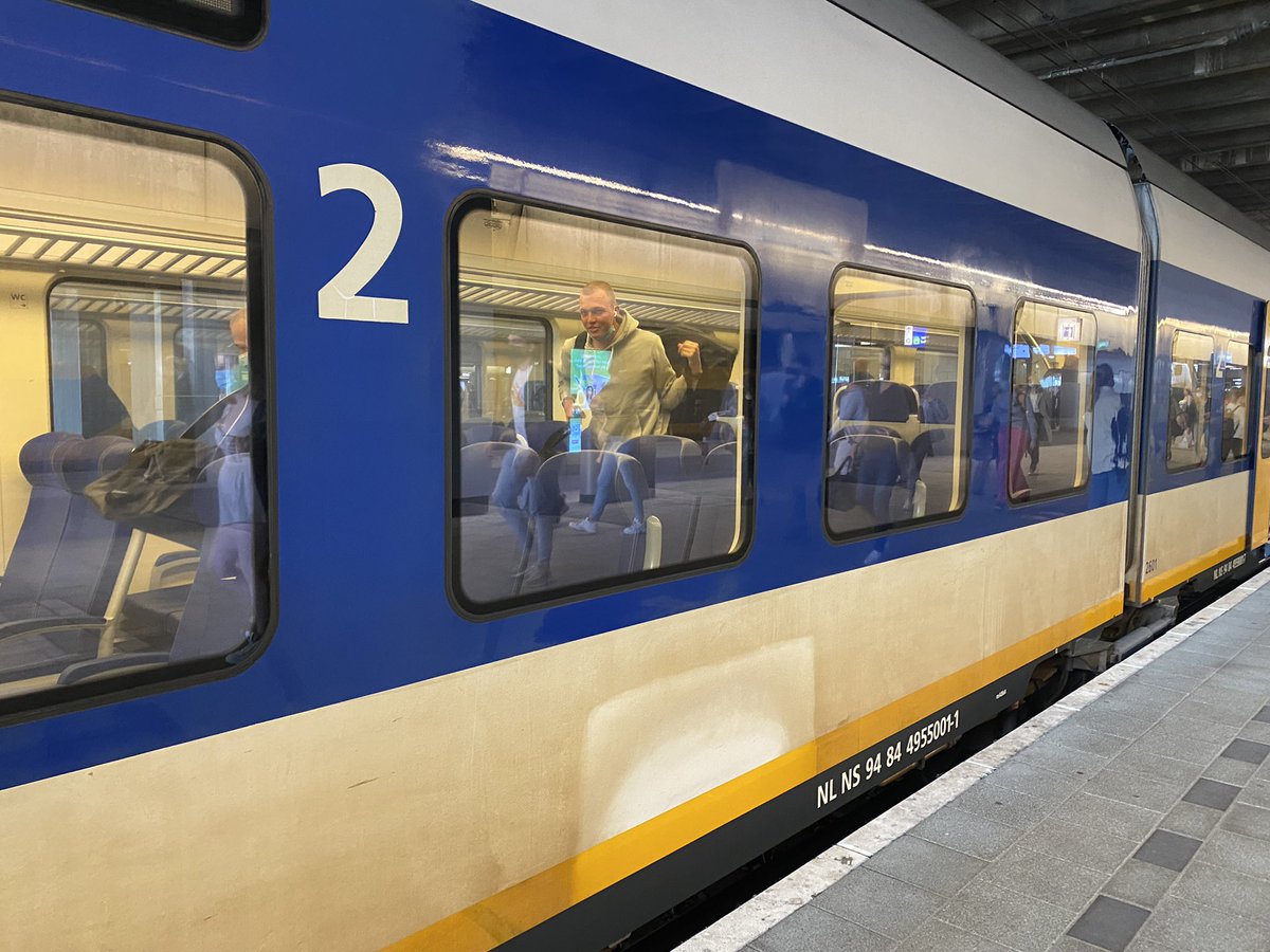 Loesjes's tweet photo. Niet te geloven. Dit zijn de nieuwe intercitytreinen tussen Rotterdam en Utrecht. De 3e deze week al. Kom op @NS_online dit is toch niet normaal!!! Ik betaal een 1e klaskaartje o.a. om rustig in de trein te kunnen werken. Probeer dat maar eens op die rode stoeltjes😱 https://t.co/6fW02IC2YL