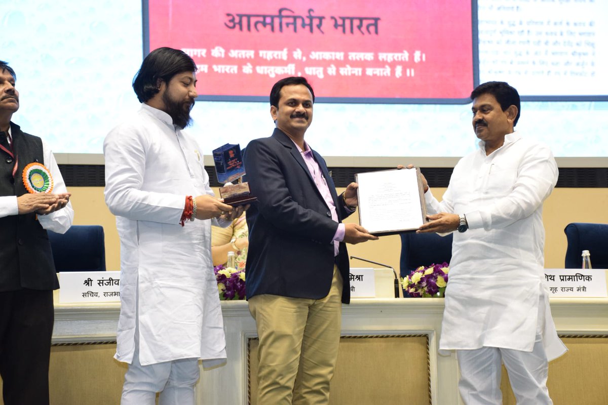 माननीय केंद्रीय गृह एवं सहकारिता मंत्री श्री अमित शाह जी की अध्यक्षता में राजभाषा विभाग, गृह मंत्रालय द्वारा आयोजित हिंदी दिवस समारोह में मिधानि के तकनीकी लेख को "राजभाषा गौरव पुरस्कार 2020-21" से सम्मानित किया गया। #आजादी_का_अमृत_महोत्सव 
surl.li/aghdu