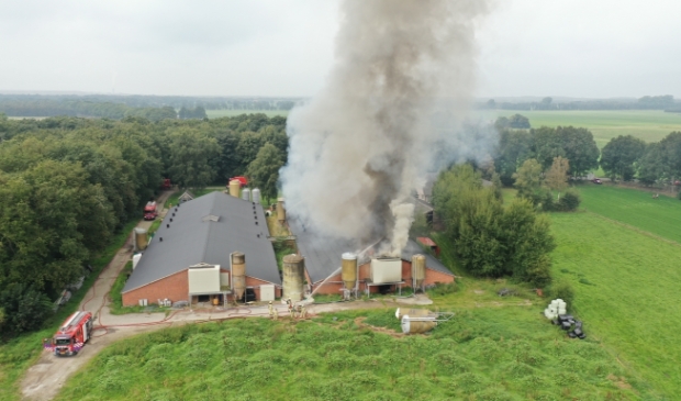 Grote brand op varkenshouderij Mantinge