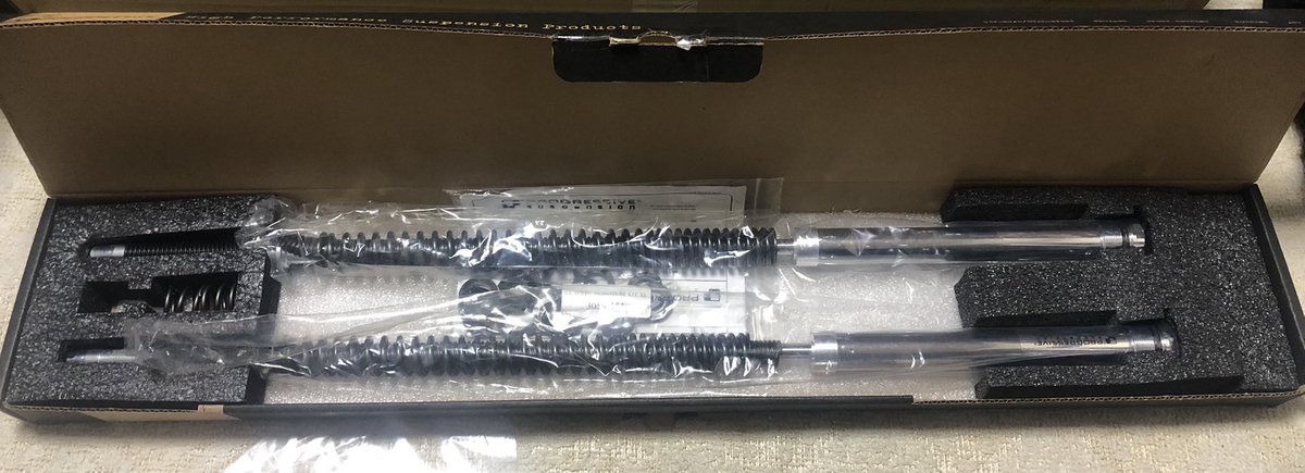 Premium_Ponkotu's tweet photo. フロントフォークのバネが届いた‼️
取付説明書の翻訳作業がメインです…😠(笑)
来月に車検なので取付は冬季間にユックリかな⁉️
前後、1〜2インチアップの組み付け予定です…
もう少しのバンク角の確保の為に…😱💦
#HarleyDavidson
#XL1200N
#NightSter
#ProgressiveSuspension https://t.co/2fpeossxlM