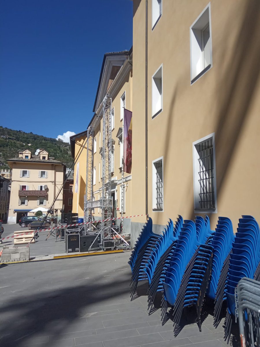 CultureVdA's tweet photo. #17settembre #workinprogress in piazza Roncas per l'apertura di #PlaisirsdeCulture #stasera a partire dalle 18.
#TraMEeTE @Valle_dAosta @Abb_Musei @guichardaz @vvallet67 https://t.co/QwGU6AcgyO