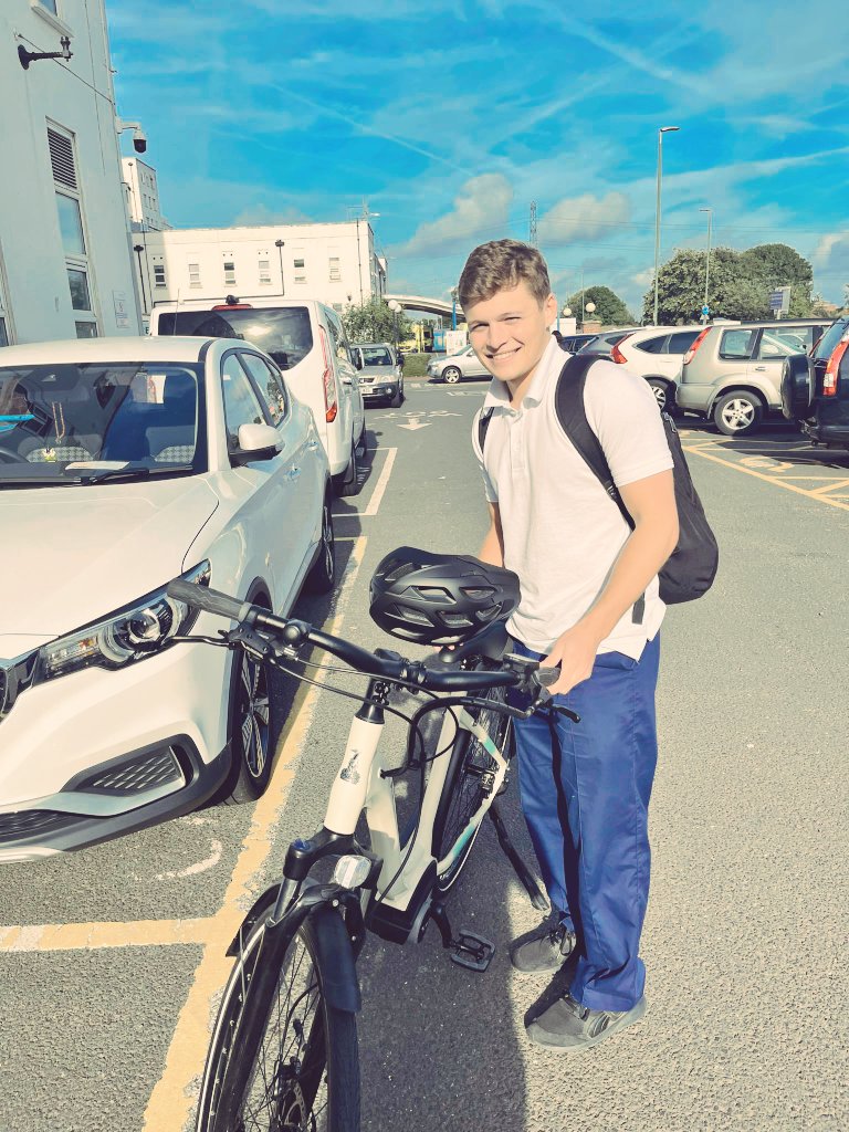 Our physio Dan on his way #CarFreeDay for #PatientCare #NHS #travelsmarter  #ebike #Sustainability #co2reduction #carbonfree #ecofriendly @SuttonHandC @epsom_sthelier @bcherian_binu @SimonLittlefie1