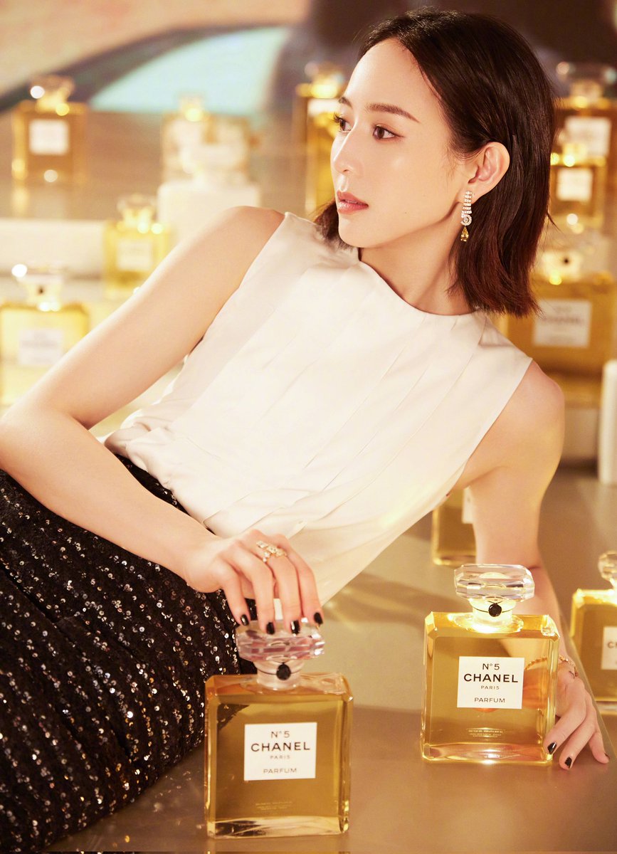 NingChang15's tweet photo. 张钧甯 “感知香奈儿”香水展，清丽短发，黑白衣裙，佩戴着臻品珠宝N°5 系列的DROP，水滴状的黄钻精美闪耀，她的气质也足够漂亮~ ​​​❤️❤️❤️❤️❤️
#張鈞甯 https://t.co/wTqNSegkiA