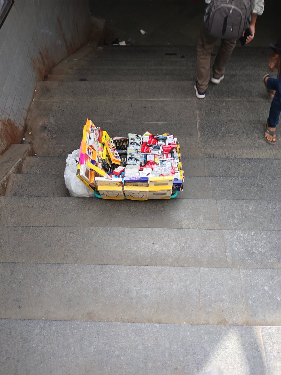 mumbaimatterz's tweet photo. An illict relationship right outside #BMC 

#illegalhawkers occupying the stairs outside #CSMT 

Actually there is no point  tagging @mybmc nor @mybmcwardA bcoz they are just completing their Targets. https://t.co/cWSOYEp5Vk