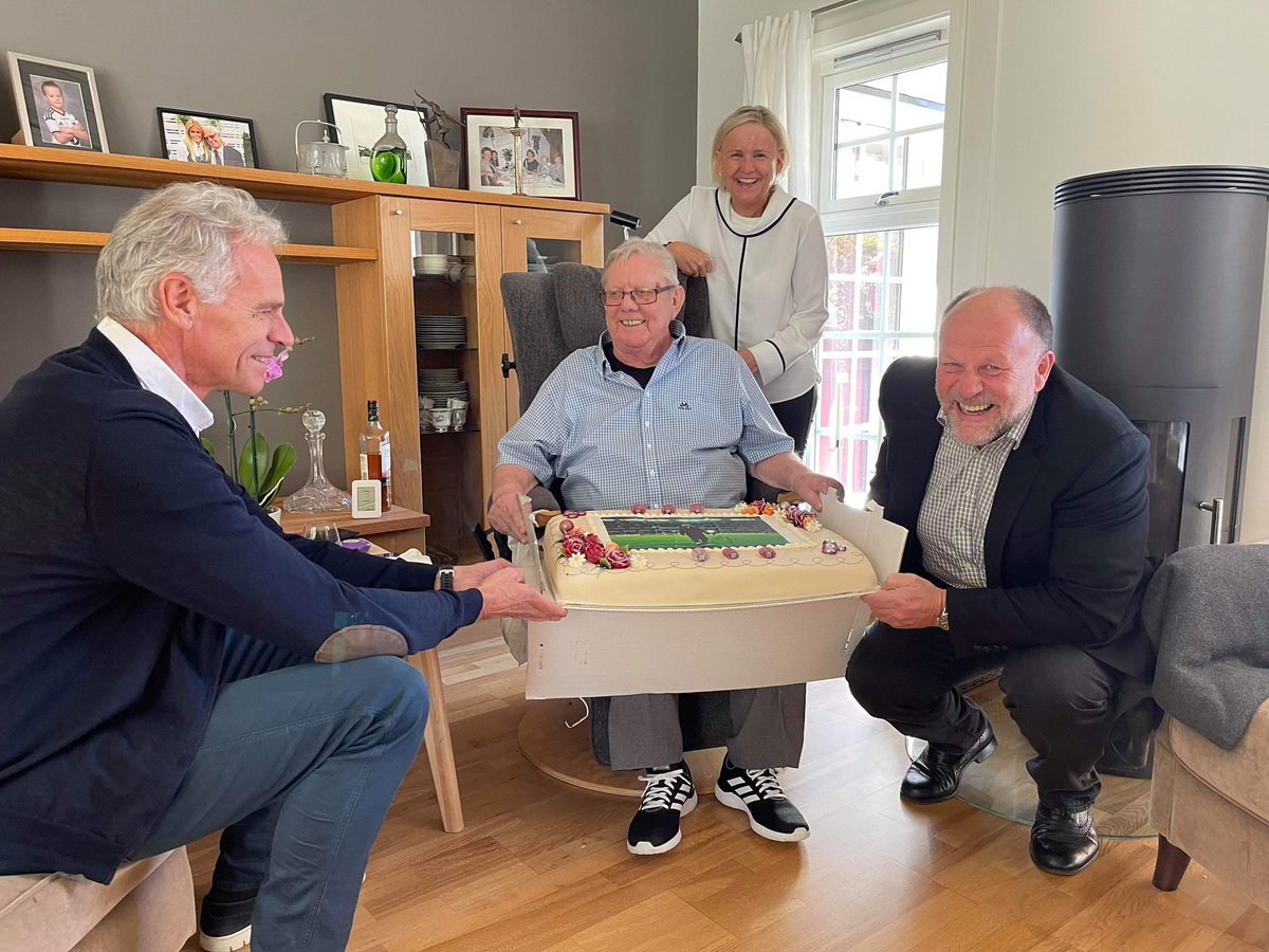 Stor stemning på Fannrem! 

Tove, Rune og Ivar tok med kake til jubilanten 🎂