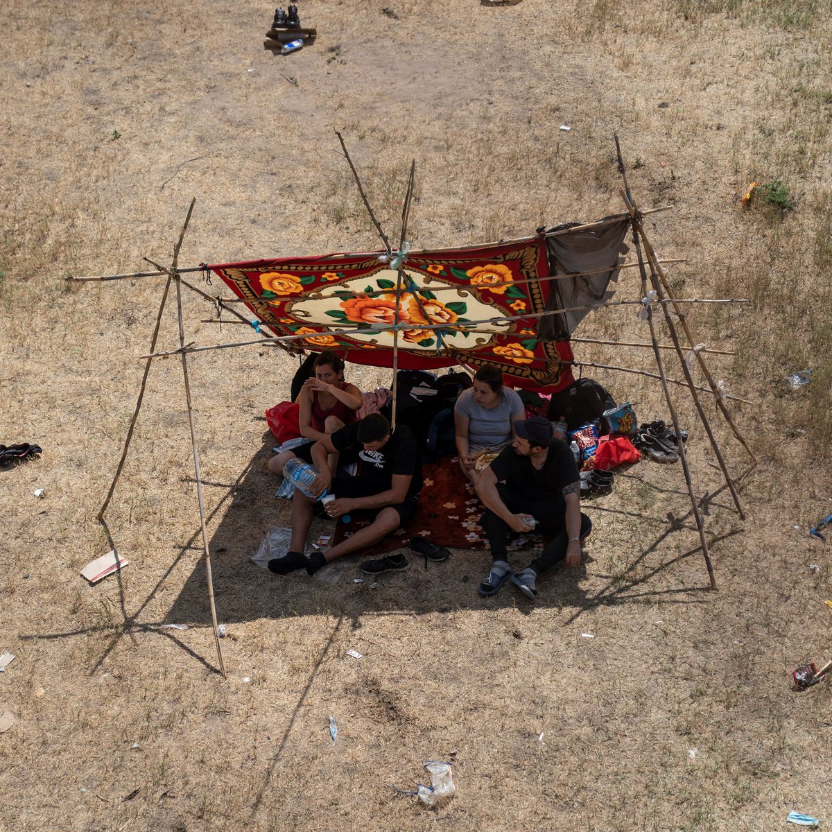 ajplus's tweet image. 10,000+ migrants and asylum seekers are trapped under a bridge at the U.S.-Mexico border in extreme heat.

Most are from Haiti, fleeing political crisis and national disasters. The bridge at Del Rio has few basic services — some children have not been fed for days, parents say.
