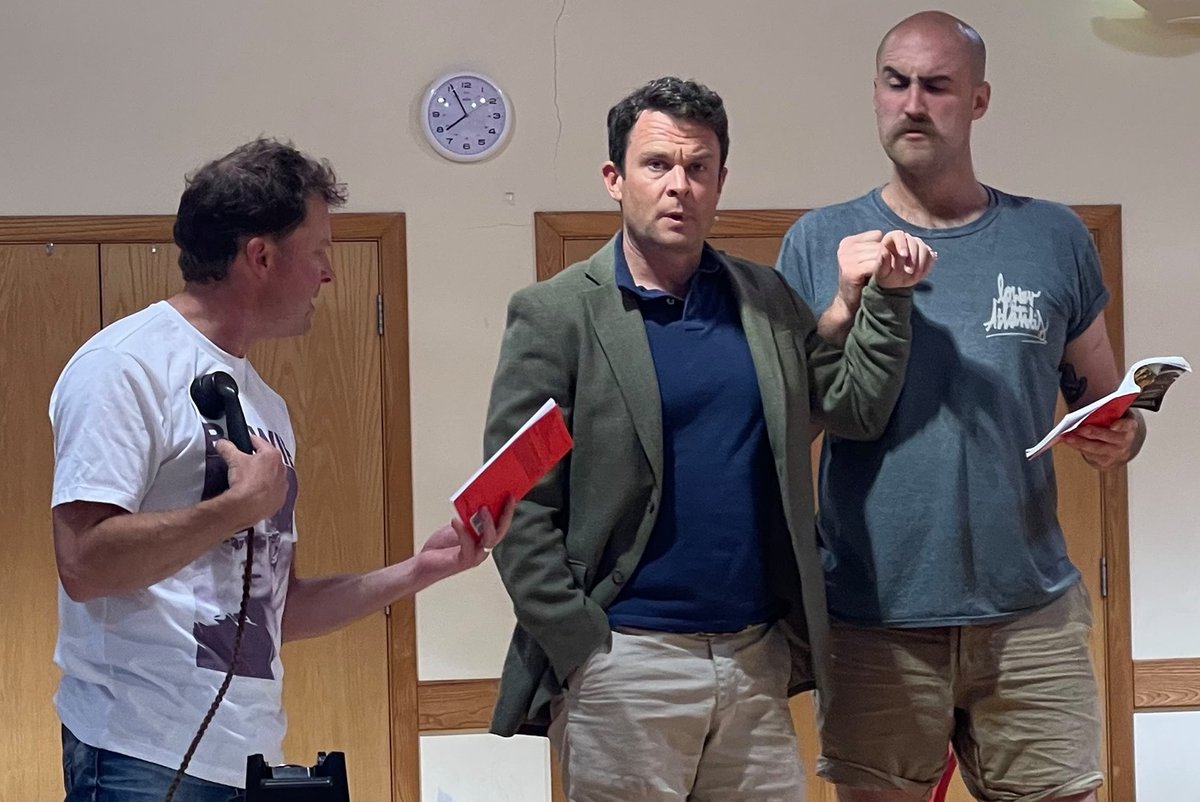 CheltPlayhouse's tweet image. In this @codsonline 39 STEPS rehearsal shot is Richard Hannay:
a) knocking on a door
b) wanting to have his pulse taken
c) fiddling with his loose change
d) pretending to be a teapot?

Find out here: cheltplayhouse.org.uk/whats-on/autum…