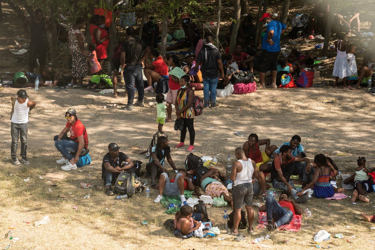 ajplus's tweet image. 10,000+ migrants and asylum seekers are trapped under a bridge at the U.S.-Mexico border in extreme heat.

Most are from Haiti, fleeing political crisis and national disasters. The bridge at Del Rio has few basic services — some children have not been fed for days, parents say.