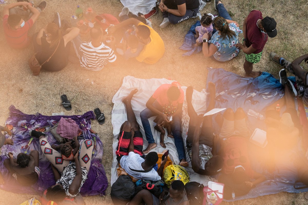 ajplus's tweet image. 10,000+ migrants and asylum seekers are trapped under a bridge at the U.S.-Mexico border in extreme heat.

Most are from Haiti, fleeing political crisis and national disasters. The bridge at Del Rio has few basic services — some children have not been fed for days, parents say.