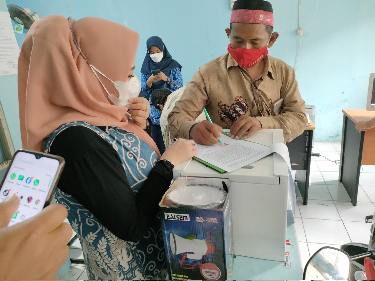 didi_sumedang's tweet photo. Didi.jum'at (17/9) luhkan Kab.Pandeglang di Desa.Sidamukti Kec .Sukaresmi  Pendampingan Bantuan Pemerintah motor roda dua
#GiatLuhkanSatminkal Bogor
#Pandeglang 
#Dirjen pdspkp
,#Aktivitas
@risluhkan bogor @puslatluhkp @brsdm_kp https://t.co/AV2PxN6k4e