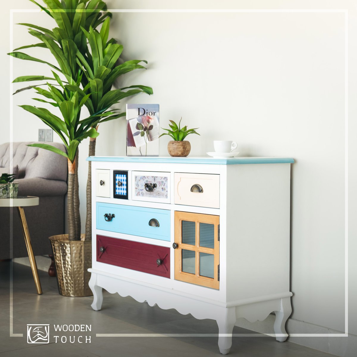 طاولة بأدراج حجمها ما بين الصغير والوسط، مرِنة وخفيفة وما تتعبك 👇🏻