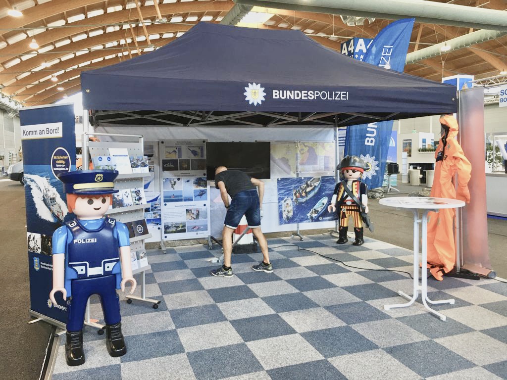 bpol_kueste's tweet photo. Zwei Tage Aufbau für die #INTERBOOT in #Friedrichshafen sind geschafft. Noch den Fußboden absaugen &amp; dann sind wir vom Piraterie-Präventionszentrum der #Bundespolizei gemeinsam mit der @bpol_bw bereit. Um 10 Uhr öffnen sich morgen die Türen. Ihr findet uns in Halle 4, Stand 211. https://t.co/irXCT8jIRx