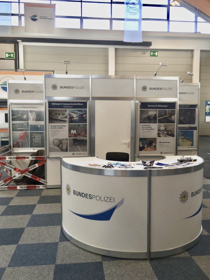 bpol_kueste's tweet photo. Zwei Tage Aufbau für die #INTERBOOT in #Friedrichshafen sind geschafft. Noch den Fußboden absaugen &amp; dann sind wir vom Piraterie-Präventionszentrum der #Bundespolizei gemeinsam mit der @bpol_bw bereit. Um 10 Uhr öffnen sich morgen die Türen. Ihr findet uns in Halle 4, Stand 211. https://t.co/irXCT8jIRx