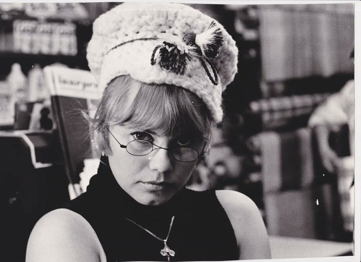 PeterBirro's tweet image. Believe the hype. Isabel Anderssons dokumentär om Lena Nyman är en gripande, rolig och upprörande film om en av våra stora genier. Vad briljant hon var. Och modig. Stridbar. Och fan va skit hon fick ta av dåtida giganter ingen jävel minns idag. Men Lenas stjärna lyser än. ✊🙏❤️