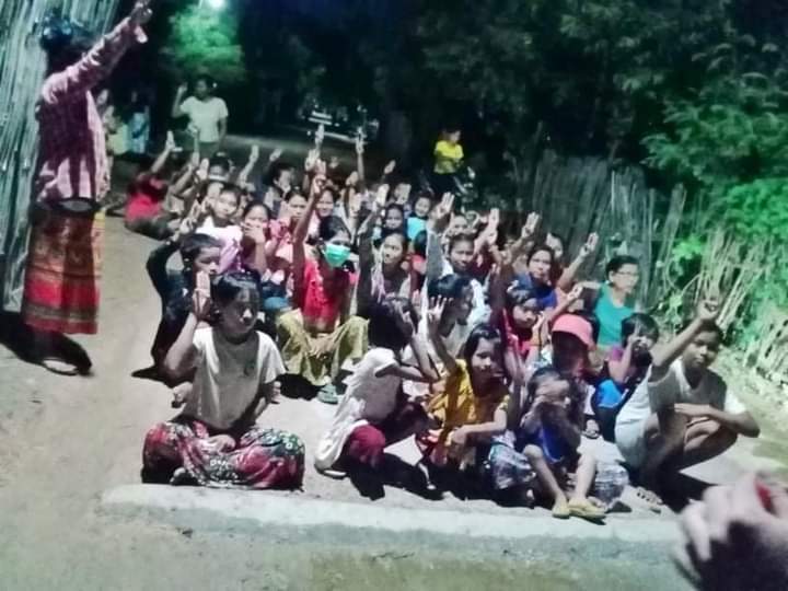 b3rry_y's tweet photo. Marching and sitting night strike with shouting slogans to overthrow Military Dictatorship in HtanTawGyi, Salingyi.

#WarCrimesOfJunta #Sep17Coup
#WhatsHappeningInMyanmar https://t.co/hzwZAeb1t9