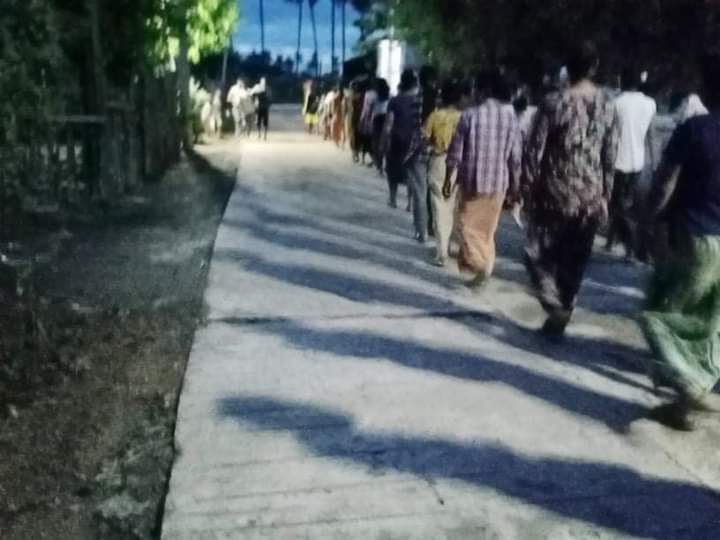 b3rry_y's tweet photo. Marching and sitting night strike with shouting slogans to overthrow Military Dictatorship in HtanTawGyi, Salingyi.

#WarCrimesOfJunta #Sep17Coup
#WhatsHappeningInMyanmar https://t.co/hzwZAeb1t9