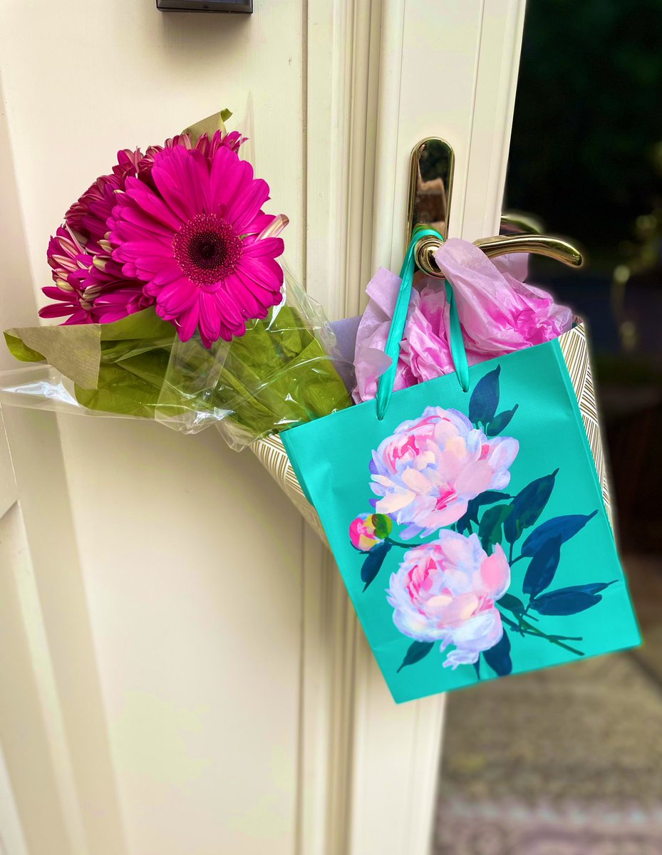 IAmSophiaNelson's tweet photo. So I go to my front door this morning to get the paper. We still get an actual @washingtonpost and hanging on my front door is this. My friends are amazing. The love keeps coming. I am blessed. Thank you TC. ❤️ #fridaymorning #Friends #KnowYourRow #Thewomancode https://t.co/Kb7Ko1X63x