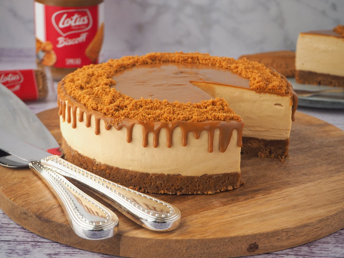 This no-bake Biscoff cheesecake recipe is smooth, creamy and oh so delicious. With a crunchy Biscoff base and pretty drip edge it looks as good as it tastes!  keep-calm-and-eat-ice-cream.com/biscoff-cheese…