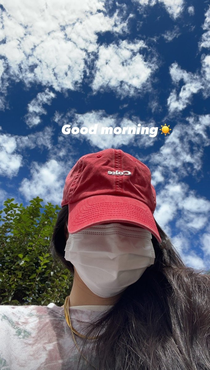 sonnaphile's tweet photo. Got my well-spend Friday with a sweet delivery fron Yoonkyung unnie ☀️🥧 also, happy Chuseok for everyone! https://t.co/lkA5HigGeZ