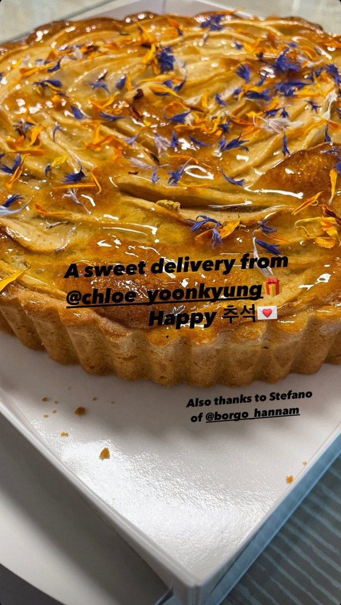 Got my well-spend Friday with a sweet delivery fron Yoonkyung unnie ☀️🥧 also, happy Chuseok for everyone!