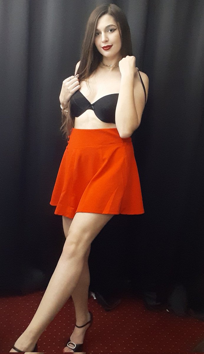 YvetteZener's tweet photo. Lookin’ like a snack. Come, eat me! #brunette #model #femme https://t.co/vejjXzx5WW