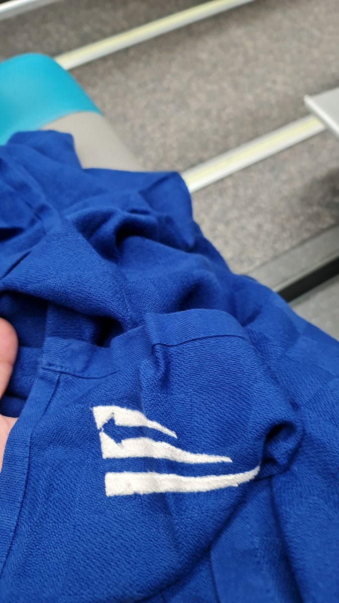 Saya termasuk yang sering naik kereta untuk pulang ke Jogja dan selalu sewa selimut. Tapi baru kali ini saya dapet selimut yang 'cenderung' sudah berbau keringat dan bukan wangi laundry (selimut kai selalu di wrap) <a href="/KAI121/">Kereta Api Indonesia</a> Mohon perhatikan higienitas selimut bagi penumpang