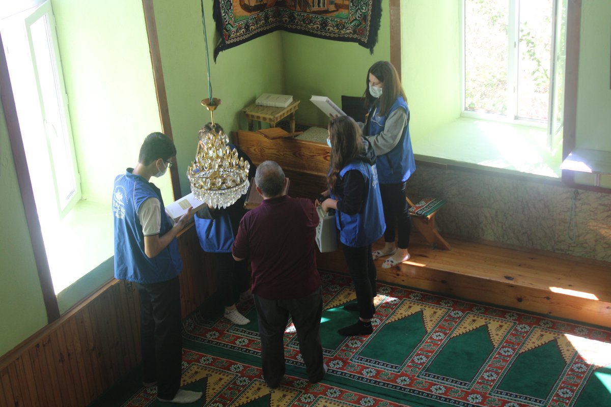 Gönüllü gençlerimizle güzel ilçemiz Pazaryerine bağlı Alınca köyü cami temizledik.Cuma namazına hazırladık.Ellerinize sağlık gençler👏👏👏
#GençlerinİyilikAğacı #ÇevreTimi