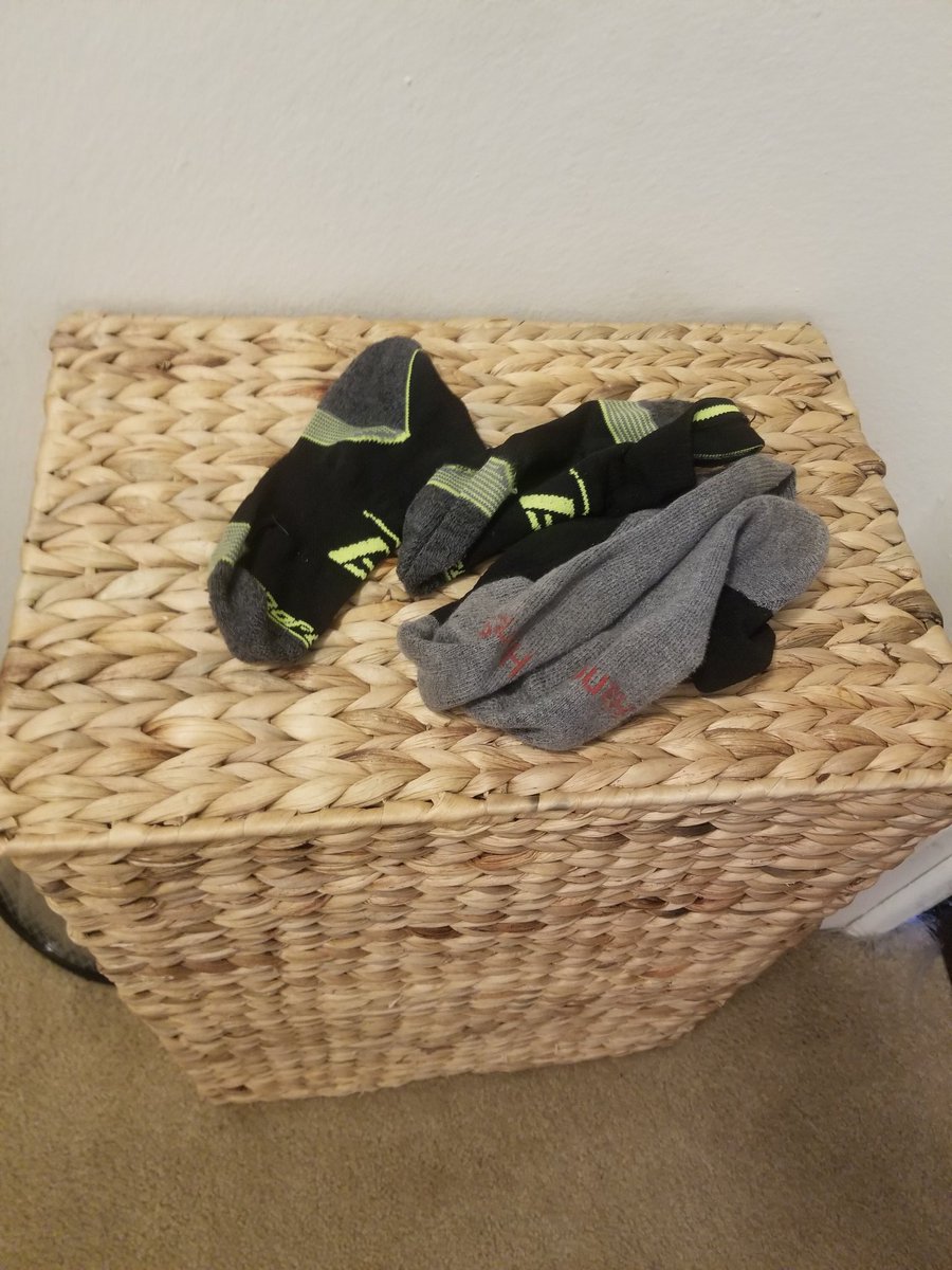 hadta just flip on the lights lookit these handsome dropped socks