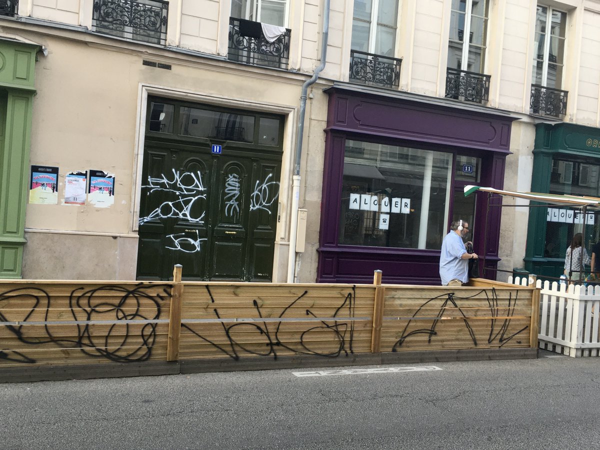 JCQDSE's tweet photo. Avant/après.

Petit combo #saccageparis pour quartier gentrifié.

✅ Tags sur porte ancienne restaurée,
✅ Affichage sauvage pas retiré,
✅ Terrasses "provisoires" + ou moins abandonnées,
✅ Commerces en faillite. 

Mais moins de stationnement pour les voitures. Tout va bien. https://t.co/Qs5GviaQQw