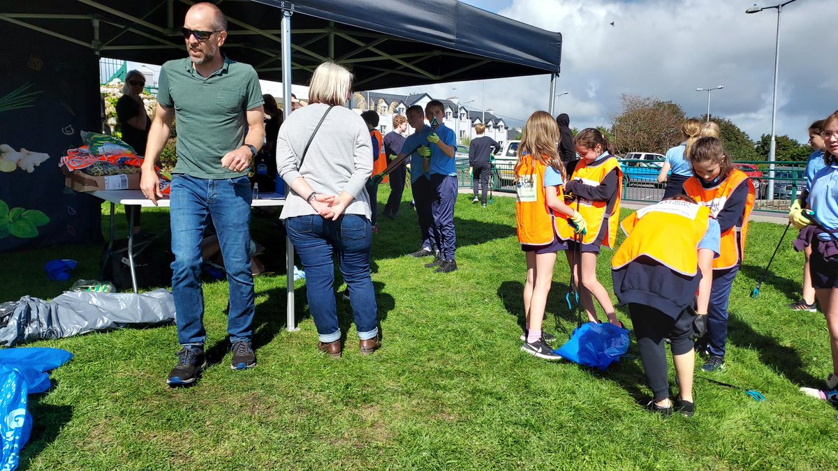 CleanCoasts's tweet photo. And just like that, Schull beach is looking spotless with 40kg of rubbish collected! Thank you and well done to volunteers and @cullyandsully for coming to #BigBeachClean21 @OurOcean @NationalSpringC #Cork #ConnectandCollect #InternationalCoastalCleanup #MarineLitter https://t.co/EnKIpFlepy