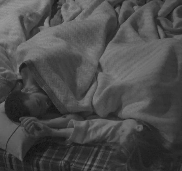Dantinhas's tweet photo. Bom dia! 

Dormiram bem? 

Na foto ilustrativa temos Nego do Borel e Day dormindo de mãos dadas #Dayrel

 #AFazenda13 https://t.co/QL7Ivvpztx