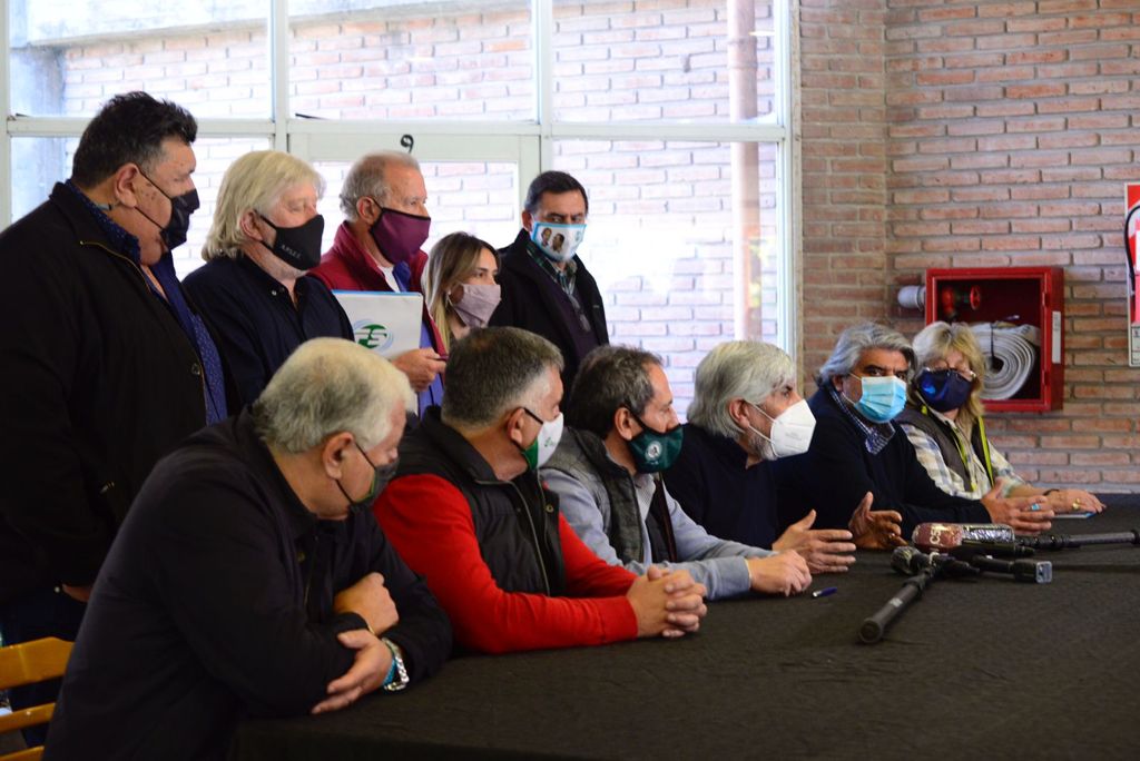 CarlaGaudensi's tweet photo. Ayer participé del plenario del #FrenteSindical junto a referentes de la @CFTArgentina y del #SEMUN, donde nos expresaron su solidaridad con el reclamo de @PrensaFATPREN. https://t.co/YFrymky4ev