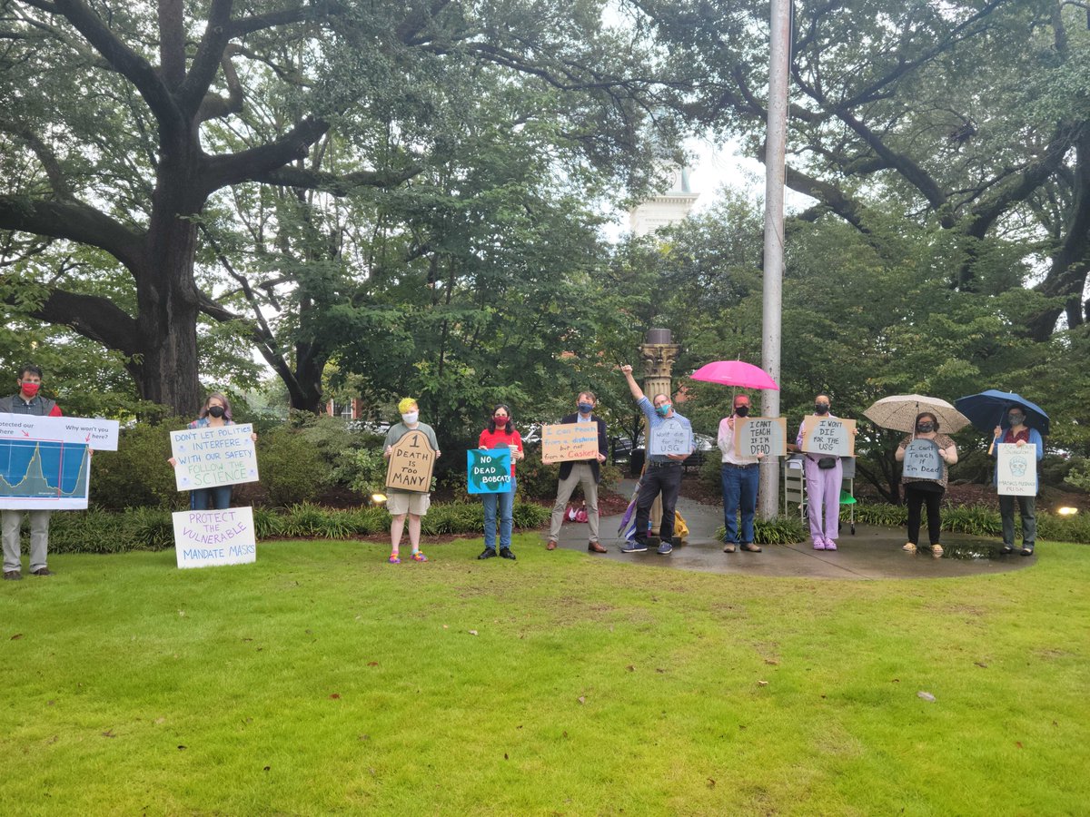 UcwgaGCSU's tweet photo. The rain didn't stop us from demanding #masks4usg yesterday! We won’t be protesting at 2pm today due to our common meeting time. However, we stand in solidarity with our @UCWGA3265 and @AAUP chapters at fellow USG institutions. https://t.co/0uf8O1YqJZ