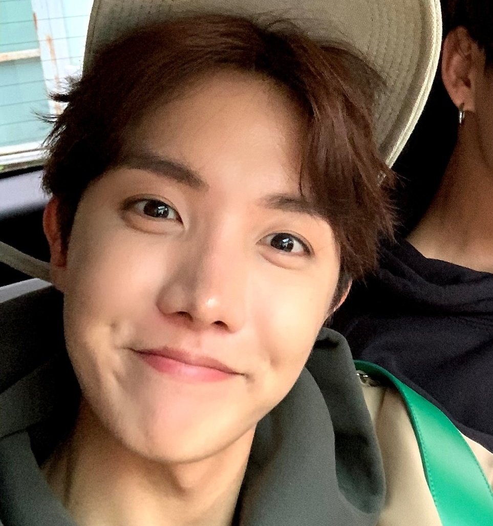 catdollMin's tweet photo. 🌈🥰🥺 Hobi being the cutest boi to exist ~ A soft and adorable thread.🌈🥰🥺 https://t.co/LvEO7iSVnl
