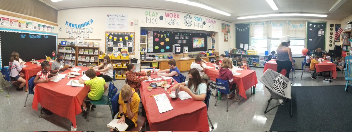 The cafe is buzzing with readers and talk about books🍝💬