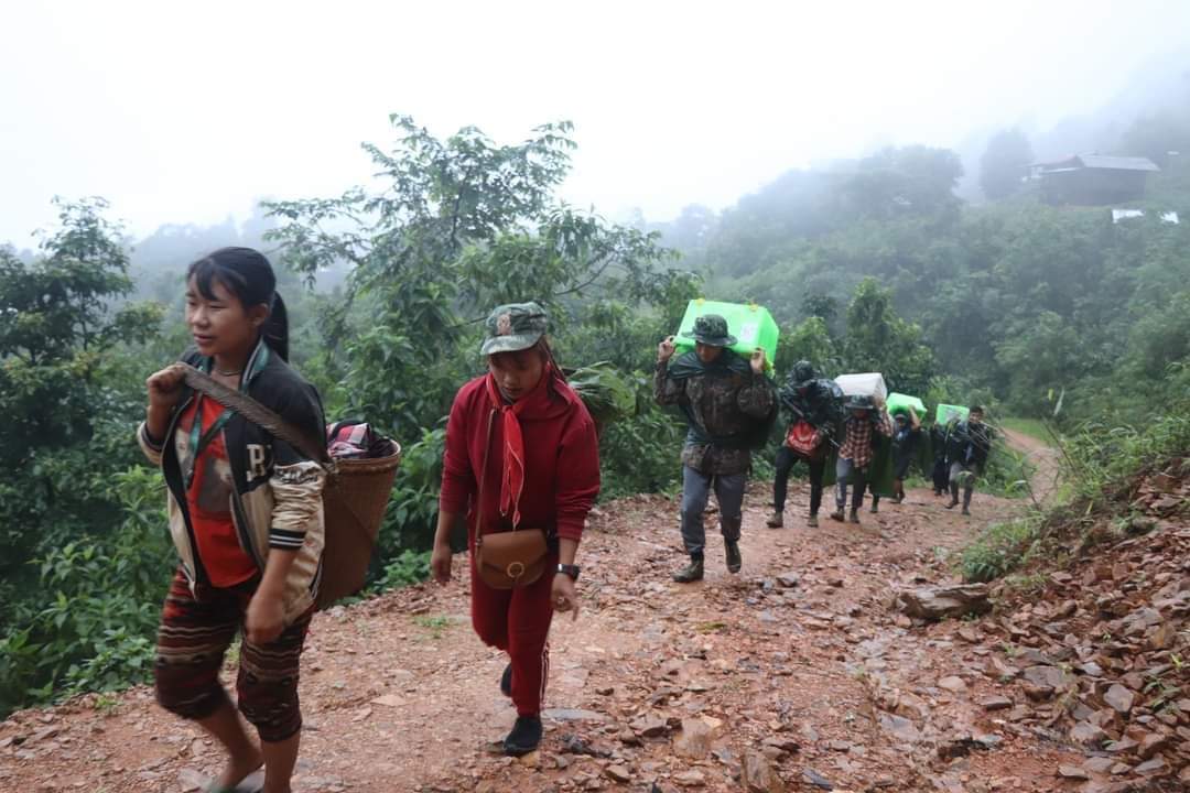 Chanapai247's tweet photo. Out of 300 refugees from a monastery in #LoiKaw tsp , a total of 49 — 45 people ( including children ) , 2 monks and 2 novices — were found COVID-19 positive and so they hv been sent to quarantine center . Majority of refugees are from #Demoso .
 @Refugees 
#AuspiceRefugees https://t.co/640i9EIFcx