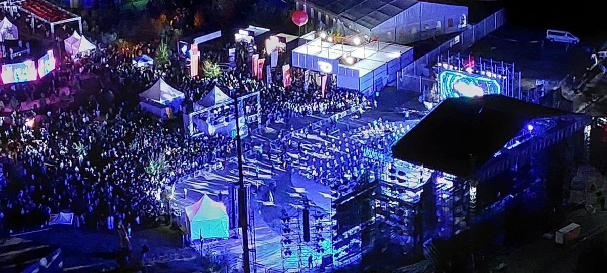 Өнөөдрөөс эхлэн корона гэж үгүй болов гэж ойлголоо. Албан ёсоор Монгол Улсын Засгийн газар өөрөө хийлээ! Түмэн олныг өөрсдөө ийм зүйлд оруулчихаад маргааш хорино, хаана, цугларч болохгүй хоорондын зай барь гэдэг яриагаа мартах хэрэгтэй! Концерт шоу албан ёсоор нээлээ!