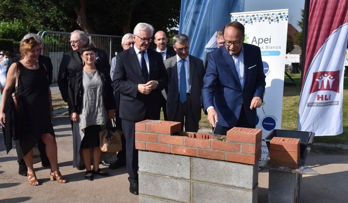 Ce matin 🎉 s'est déroulée sous le soleil de Carvin ☀️ la pose de la première pierre du domaine du Moulin de l'Apei d’Hénin-Carvin. Rendez-vous fin 2022 pour l'inauguration ! 🗓

#hli