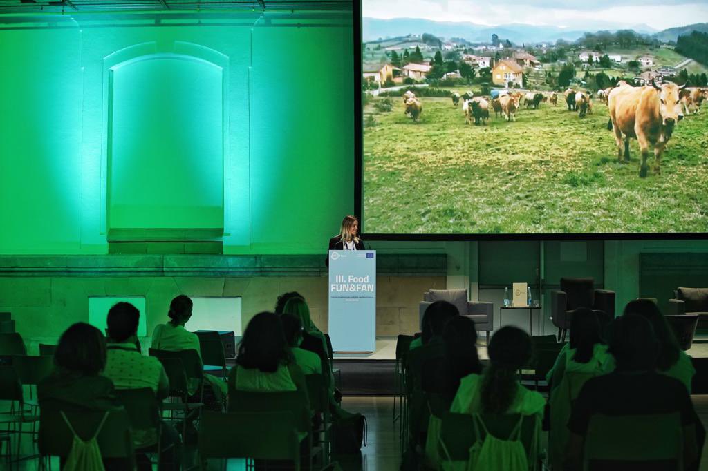 luciavelascoro2's tweet photo. Muchas veces hay que dejar las vacas y poner voz donde se nos escucha. Para que nos pongan en valor y se nos respete por lo que somos ganaderos con ganaderías sostenibles. Y que cuidan del medio ambiente. Si a las ganaderías extensivas a la calidad a lo de toda la vida https://t.co/XNmWYHDCoc